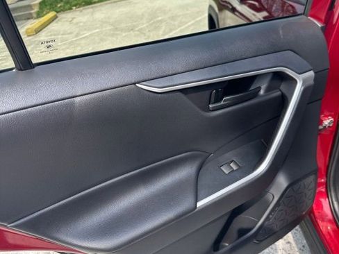 Used 2019 Toyota RAV4 LE w/ Carpet Mat Package image 12