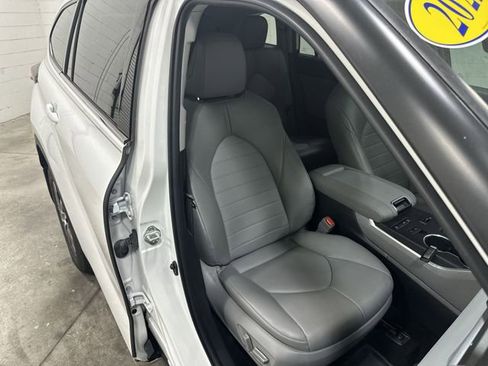 Used 2022 Toyota Highlander XLE FWD image 19