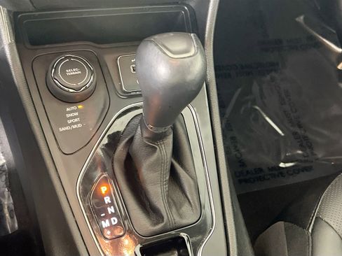 Used 2022 Jeep Cherokee Limited image 16