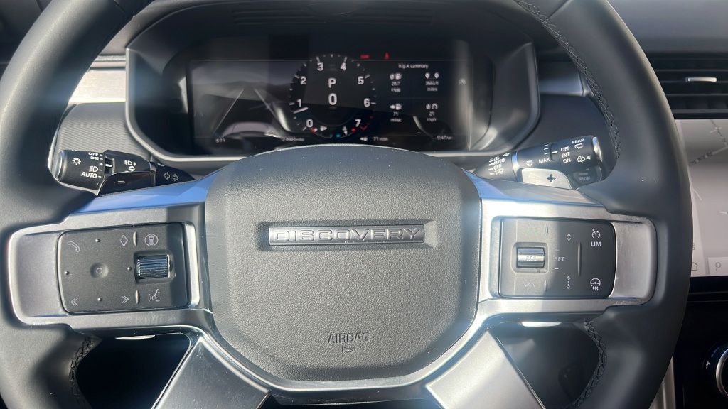 Used 2025 Land Rover Discovery Dynamic SE AWD/4WD image 31
