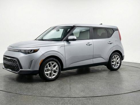 Used 2025 Kia Soul LX w/ LX Technology Package FWD image 3