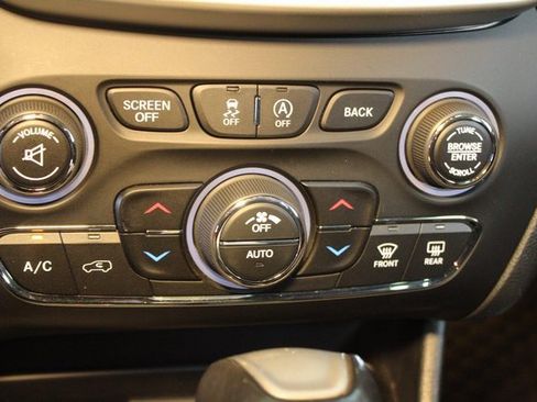 Used 2016 Jeep Cherokee Trailhawk w/ Comfort & Convenience Group image 28