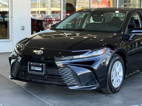 Used 2025 Toyota Camry LE image 3