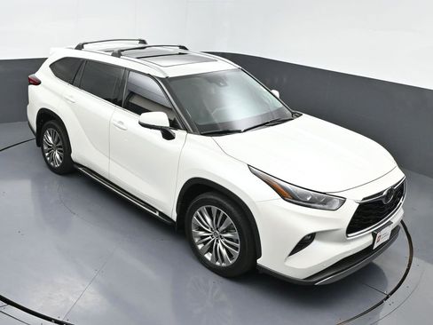 Certified 2021 Toyota Highlander Platinum image 38