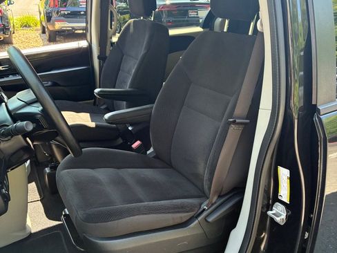Used 2019 Dodge Grand Caravan SE FWD image 14