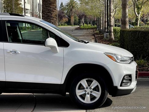 Used 2018 Chevrolet Trax LT w/ LT Convenience Package image 6