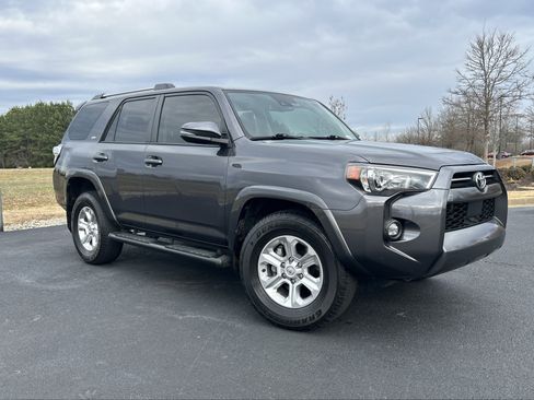 Used 2022 Toyota 4Runner SR5 Premium image 2