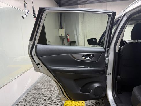 Used 2016 Nissan Rogue SV image 13