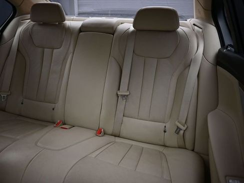 Used 2018 BMW 740i w/ Executive Package RWD image 14