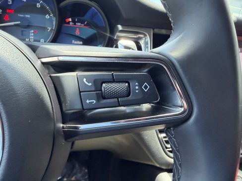 Certified 2023 Porsche Macan AWD/4WD image 33