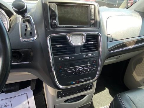 Used 2011 Chrysler Town & Country Touring-L w/ Entertainment Group #2 FWD image 7