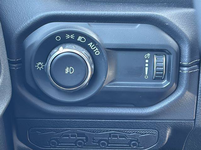 Used 2025 Jeep Wrangler Unlimited Sahara AWD/4WD image 37