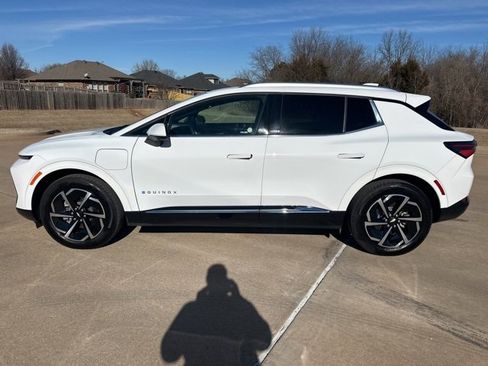 Certified 2025 Chevrolet Equinox EV LT image 2