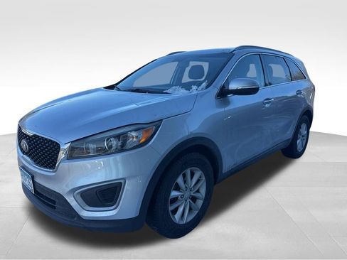 Used 2017 Kia Sorento LX image 3
