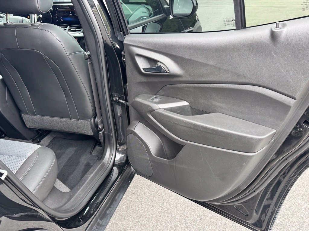 Used 2025 Chevrolet Trax LT FWD image 24