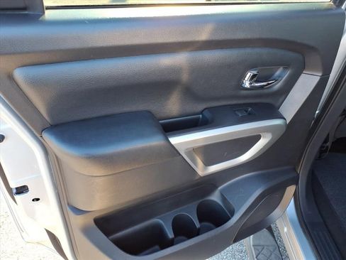 Used 2018 Nissan Titan SV w/ SV Convenience Package image 21