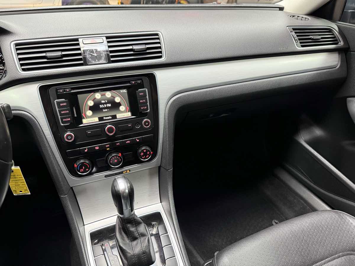 Used 2013 Volkswagen Passat 2.5 SE FWD image 18