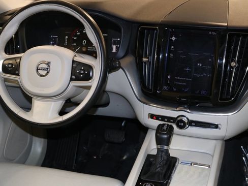 Used 2019 Volvo XC60 T5 Momentum w/ Premium Package image 20