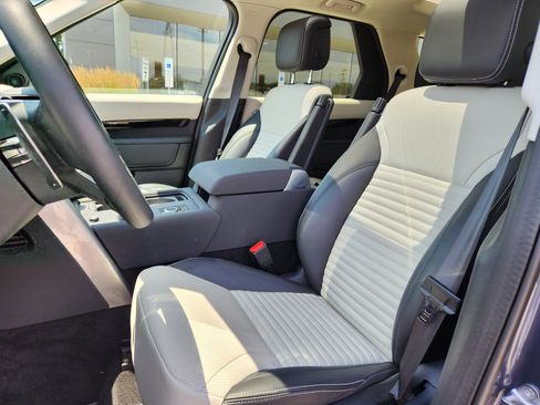 Used 2025 Land Rover Discovery S AWD/4WD image 10