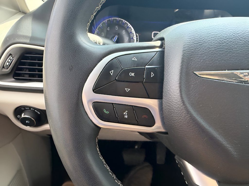 Used 2023 Chrysler Pacifica Touring-L FWD image 24