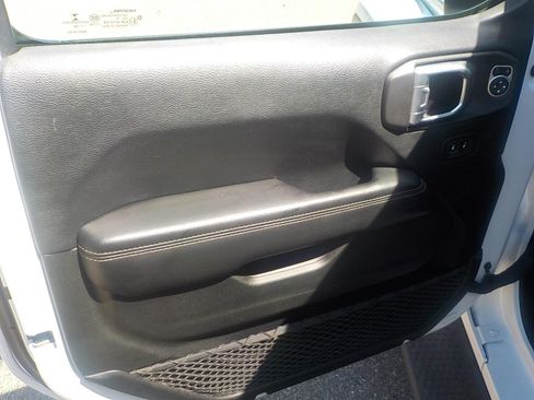 Used 2018 Jeep Wrangler Unlimited Sahara AWD/4WD image 15