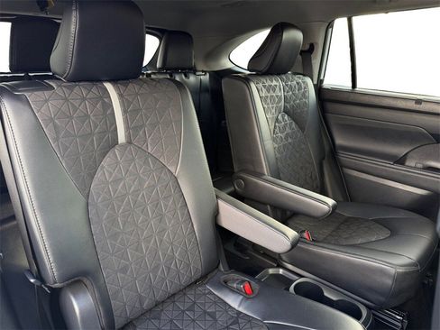 Certified 2024 Toyota Highlander XLE image 18