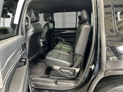 Used 2025 Jeep Wagoneer 4WD image 10