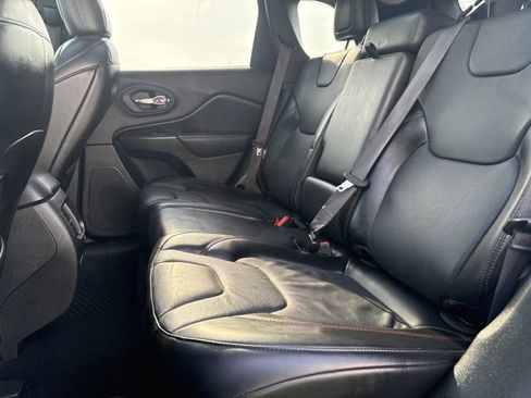 Used 2019 Jeep Cherokee Trailhawk AWD/4WD image 10