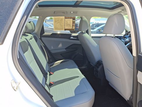 Used 2024 Volkswagen Taos SE FWD image 15