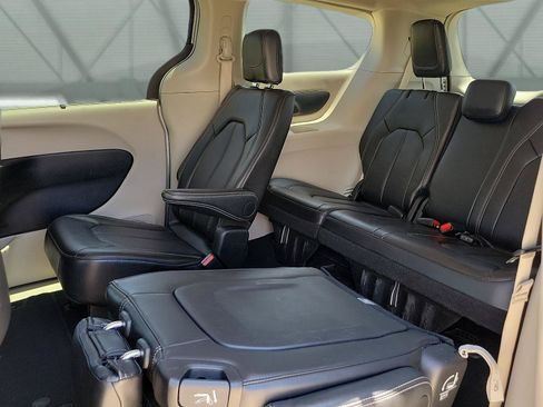 Used 2024 Chrysler Pacifica Touring-L FWD image 8
