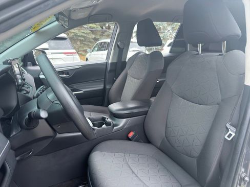 Used 2021 Toyota RAV4 XLE image 28