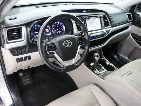 Used 2019 Toyota Highlander XLE FWD image 13