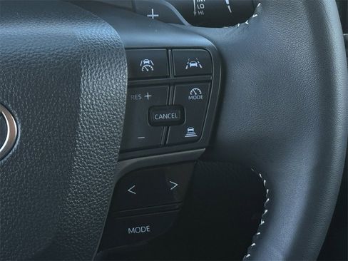 Used 2025 Toyota Camry SE w/ Convenience Package image 16