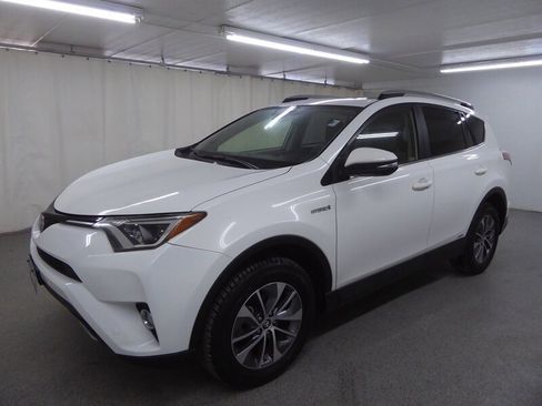 Used 2018 Toyota RAV4 LE image 3