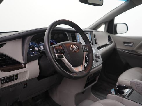 Used 2017 Toyota Sienna XLE image 17