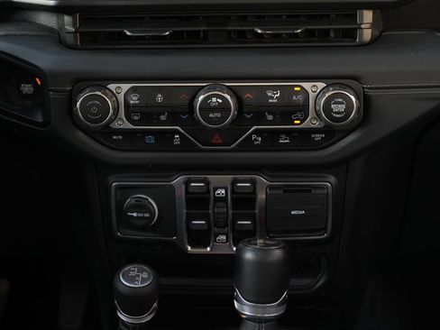 Used 2024 Jeep Wrangler Unlimited Sahara w/ Technology Group AWD/4WD image 38