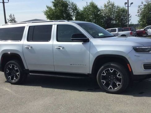 Used 2023 Jeep Wagoneer L Series III w/ Preferred Equipment Group image 2