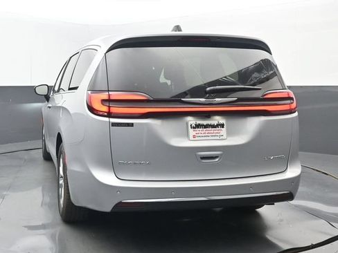 Used 2026 Chrysler Pacifica Limited FWD image 4