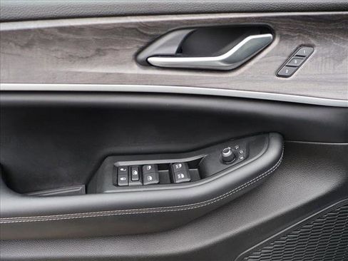 Used 2023 Jeep Grand Cherokee Limited AWD/4WD image 11