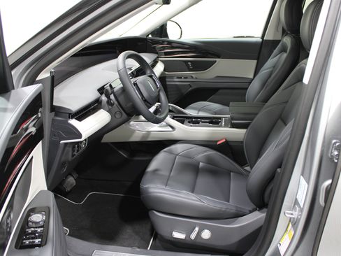 Used 2025 Lincoln Nautilus Premier AWD/4WD image 3