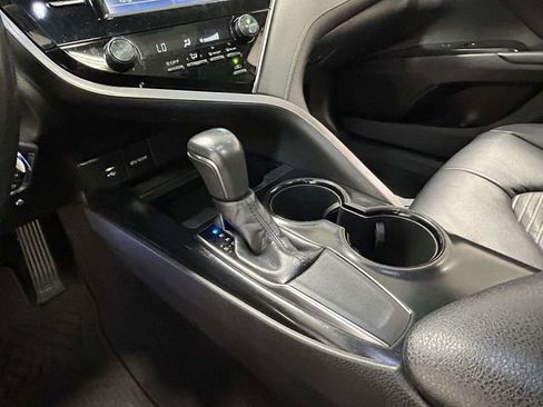 Used 2018 Toyota Camry SE w/ Moonroof Package image 16