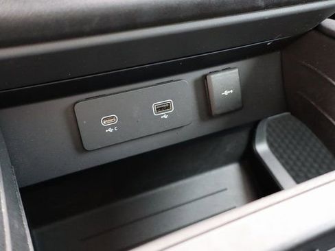 Used 2023 Land Rover Defender 130 X-Dynamic SE image 29