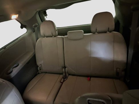 Used 2017 Toyota Sienna XLE w/ XLE Navigation Package FWD image 31