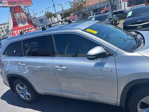 Used 2018 Toyota Highlander Limited Platinum w/ Carpet Mat Package (TMS) AWD/4WD image 3