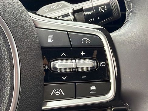 Used 2025 Kia Carnival EX FWD image 39