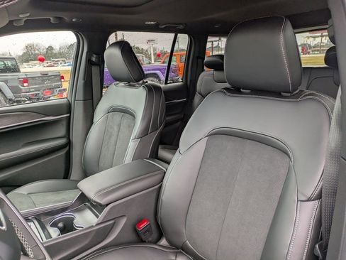 New 2026 Jeep Grand Cherokee Altitude image 14