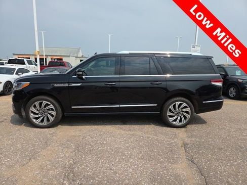 Used 2022 Lincoln Navigator L Reserve image 2
