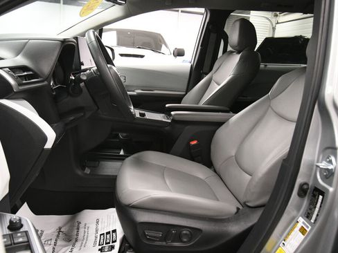 Certified 2025 Toyota Sienna XLE FWD image 10