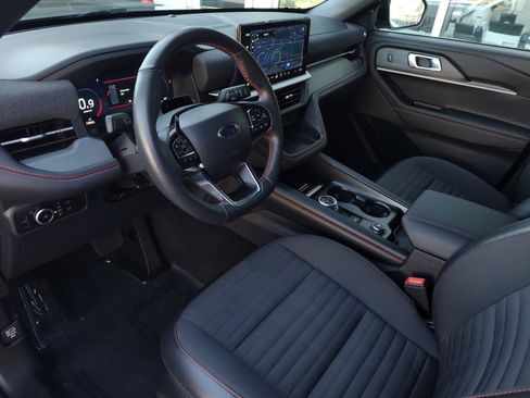 Used 2025 Ford Explorer ST-Line image 9