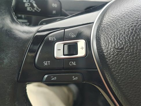 Used 2017 Volkswagen Golf SE image 17